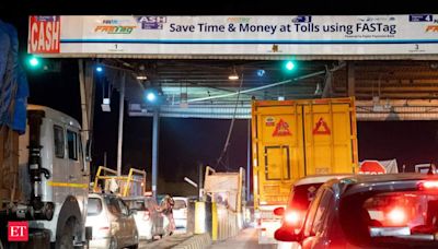 After proposing no tolls for poor highways, Nitin Gadkari asks officials to work on passes for cars