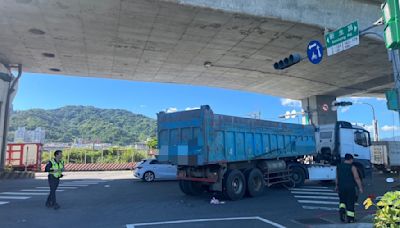 新北再傳死亡車禍！單車翁遭砂石車輾過 臟器外露慘死