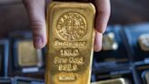Gold Inches Closer to Record as Bets on Fed Pivot Gain Traction