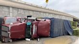 Vuelca tráiler cargado con pacas de alimento para ganado en Gómez Palacio