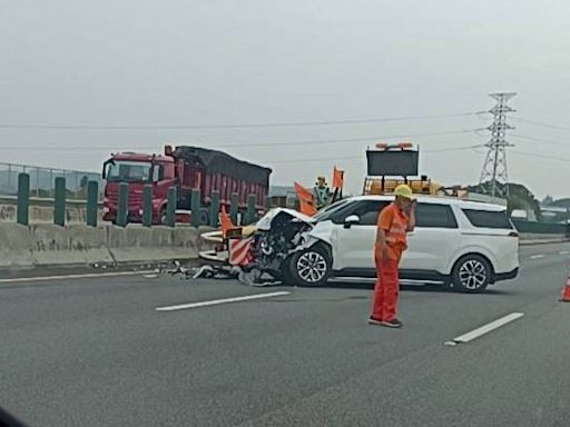 221.9萬元7人座豪華休旅車行經國道3撞緩撞車 車頭全爛駕駛心痛！