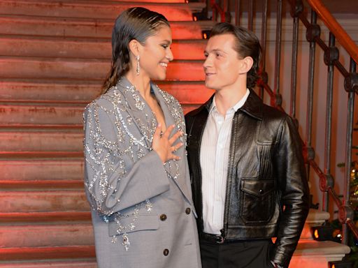 Zendaya Gave Tom Holland a Rose Bouquet During Romeo & Juliet 's Closing Night