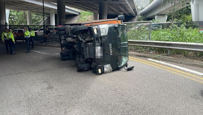 紅磡康莊道貨車失事翻側 地上遺車胎痕 司機在場助查