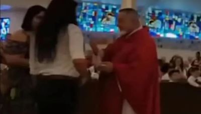 Un sacerdote en Florida mordió a una mujer que intentó tomar las hostias de la Comunión