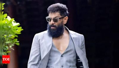 Chiyaan Vikram leaves fans swooning over his cool Gangster look at 58 - Pics Inside | Tamil Movie News - Times of India