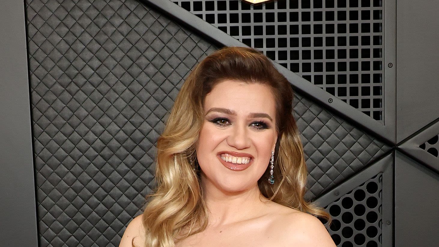 Kelly Clarkson, 42, Says She Lost 'A Lot' Of Weight On Prescription Medication