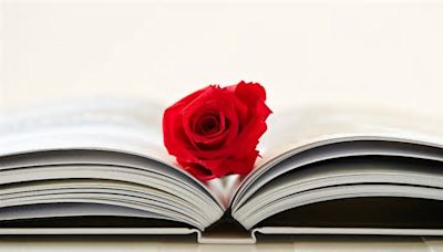 Día del Libro 2024. ¿Por qué se regala un libro y una rosa el 23 de abril?