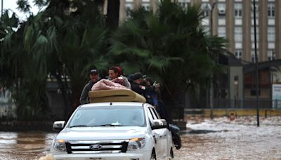 "El agua me llegaba a la cintura cuando me fui; no pude salvar nada": más lluvias y devastación en el sur de Brasil