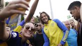 Una multitud recibió a Boca en Córdoba: los jugadores y Martínez se unieron a los hinchas