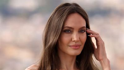 I pantaloni neri di Angelina Jolie per la moda Primavera 2024