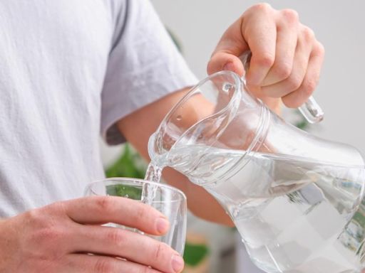 La cantidad de agua exacta que debe tomar por día un adulto mayor para no deshidratarse