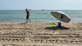 Reabren al baño las playas de València afectadas por el vertido de fuel