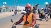 Angola: Professor motoqueiro é inspiração em Moçâmedes – DW – 13/05/2024