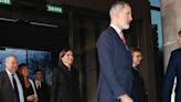 El homenaje de la reina Letizia en Barcelona con un traje brocado y espectaculares pendientes de jazmín