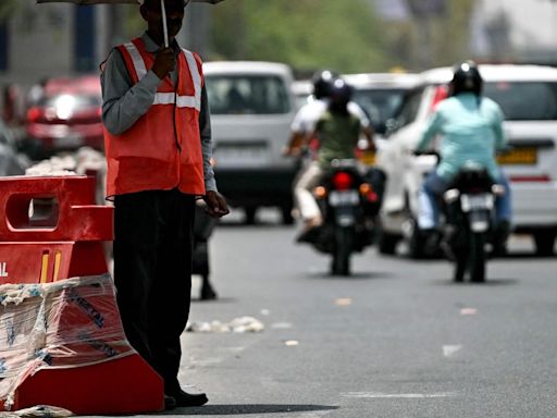 Mais de 30 agentes eleitorais morrem durante eleições na Índia devido ao calor extremo