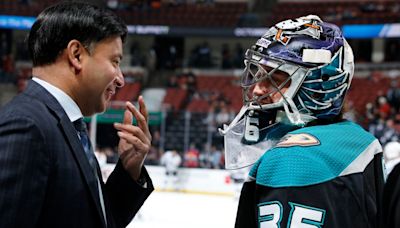 Anaheim Ducks coach declared cancer free, one year after pancreatic cancer diagnosis