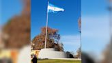 Se estrenó una enorme bandera en el monumento de plaza Belgrano - Diario Hoy En la noticia