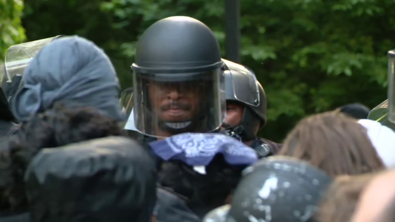 University of Chicago police begin to clear protester's encampment