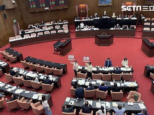 韓國瑜要求維持議事秩序無用！沈伯洋遭退案「力戰5白委」：為什麼要擋