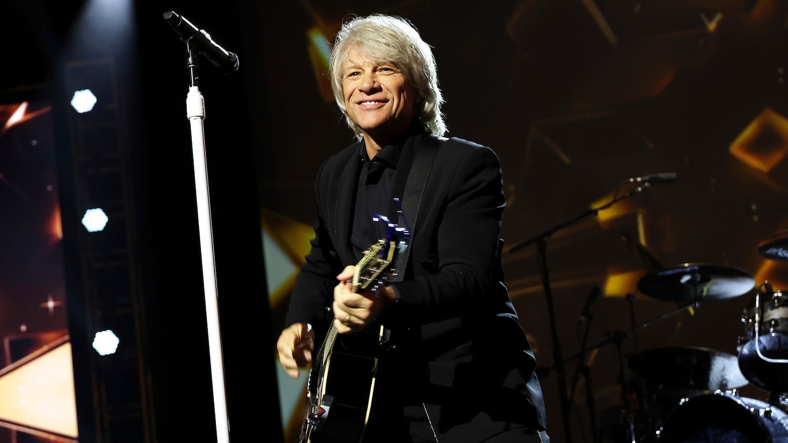 Jon Bon Jovi helps talk woman off ledge of Nashville bridge: Police