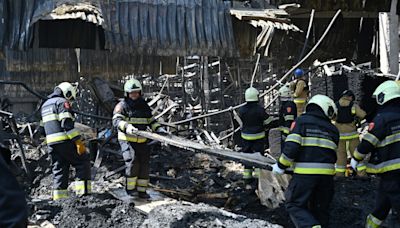 Ascienden a 16 los muertos en bombardeo ruso a un hipermercado en el noreste de Ucrania