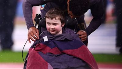 Jude Bellingham le dio su abrigo al niño que lo acompañó al campo de juego en Wembley y se ganó todos los elogios