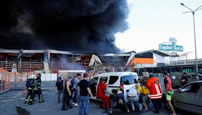 Bombardeo ruso deja al menos 11 muertos en hipermercado del noroestes de Ucrania