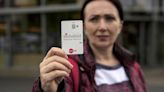 Polémica por ayudas en tarjetas a migrantes en Alemania