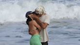 Lali Espósito, a los besos con un amigo, en las playas de Punta del Este