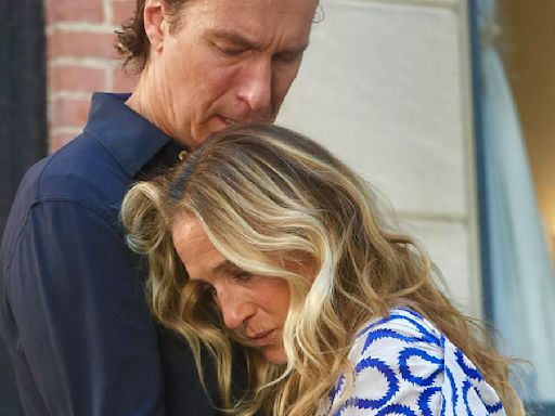 Sarah Jessica Parker and John Corbett hug it out while filming in NYC