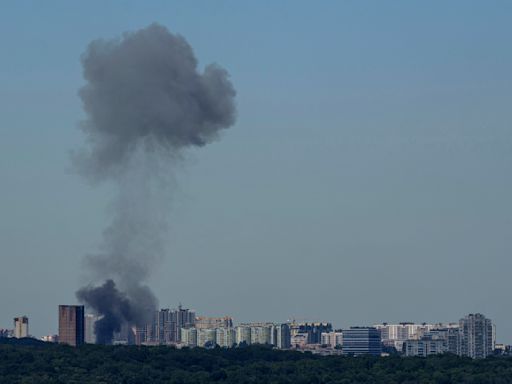Misiles rusos golpean un hospital infantil en Kiev y matan al menos a 10 personas en otra ciudad