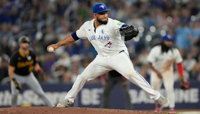 Mariners land RHP Garcia, send prospects to Jays