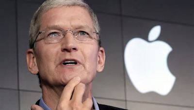 Diretor-presidente da Apple, Tim Cook, e outros executivos vendem ações, que estão caindo