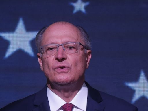 Com queda de juros dos EUA e compromisso fiscal do Brasil, Selic voltará a cair, diz Alckmin