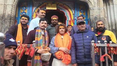 WATCH: Sonu Nigam offers prayers at Kedarnath Temple with family; performs traditional Jalabhishek