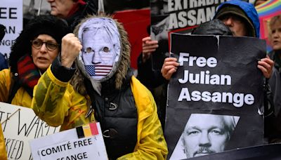 Desaparecen archivos del teléfono del exmilitar español que espió a Assange para la CIA