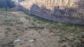 Facua exige a Lipasam que limpie la basura del entorno de la muralla de la Macarena