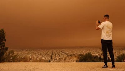 VIDEO: Así se vive la impactante tormenta de arena en toda Atenas, Grecia