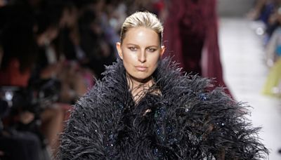 ¡Por ella no pasa el tiempo! Karolina Kurkova vuelve a desfilar en la Alta Costura 13 años después