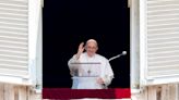 El papa reanuda actividades en Roma tras cirugía; miles lo vitorean