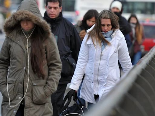 Rigen alertas rojas, naranjas y amarillas en 11 provincias por frío extremo: cuál es el pronóstico del tiempo en AMBA y el interior