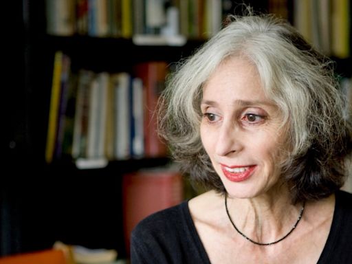 Deborah Eisenberg, escritora: “Empecé a escribir cuando dejé de fumar, espero que nadie tenga que pasar por algo así” - La Tercera