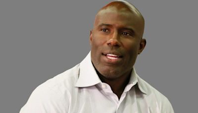Hall of Fame NFL player Terrell Davis says he was handcuffed, ‘humiliated’ on United flight