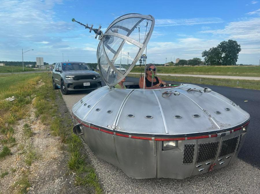 Missouri officer pulls over ‘UFO’ gliding down I-44