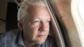 Assange será libre cuando Justicia de EU acepte acuerdo; activista sale de Bangkok