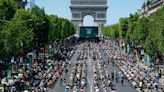 París batió el récord del dictado más grande del mundo con miles de personas en los Campos Elíseos