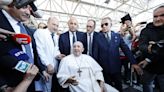 El papa tras ser dado de alta: "Estoy todavía vivo" y con "tanto dolor por los migrantes" muertos en el naufragio