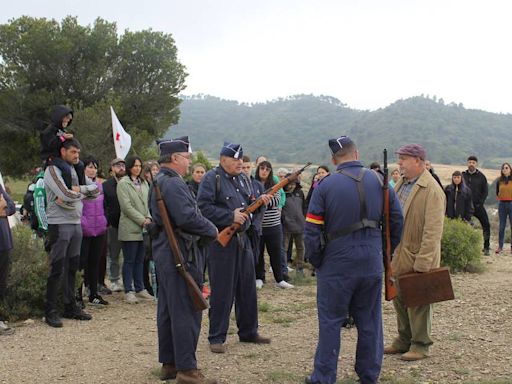La VI Trinchera Viviente de la Ruta Orwell atrae a casi 300 personas hasta la sierra de Alcubierre