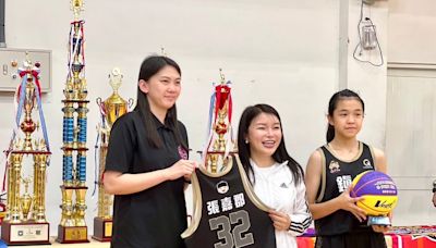 U12女籃雲林出頭天 立委張嘉郡贈球鞋勉勵球員「逐夢」