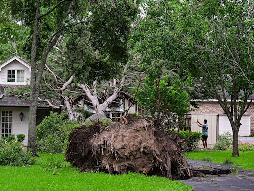 7 dead in Houston area after storms, 100-mph winds